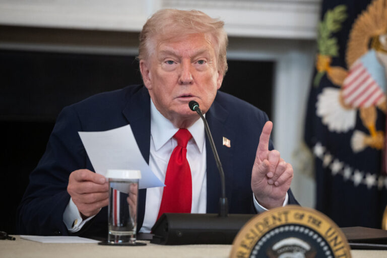 US-Präsident Donald Trump mit dem Zettel, dem ihm Außenminister Marco Rubio zur Einigung in einer Pressekonferenz überreichte.