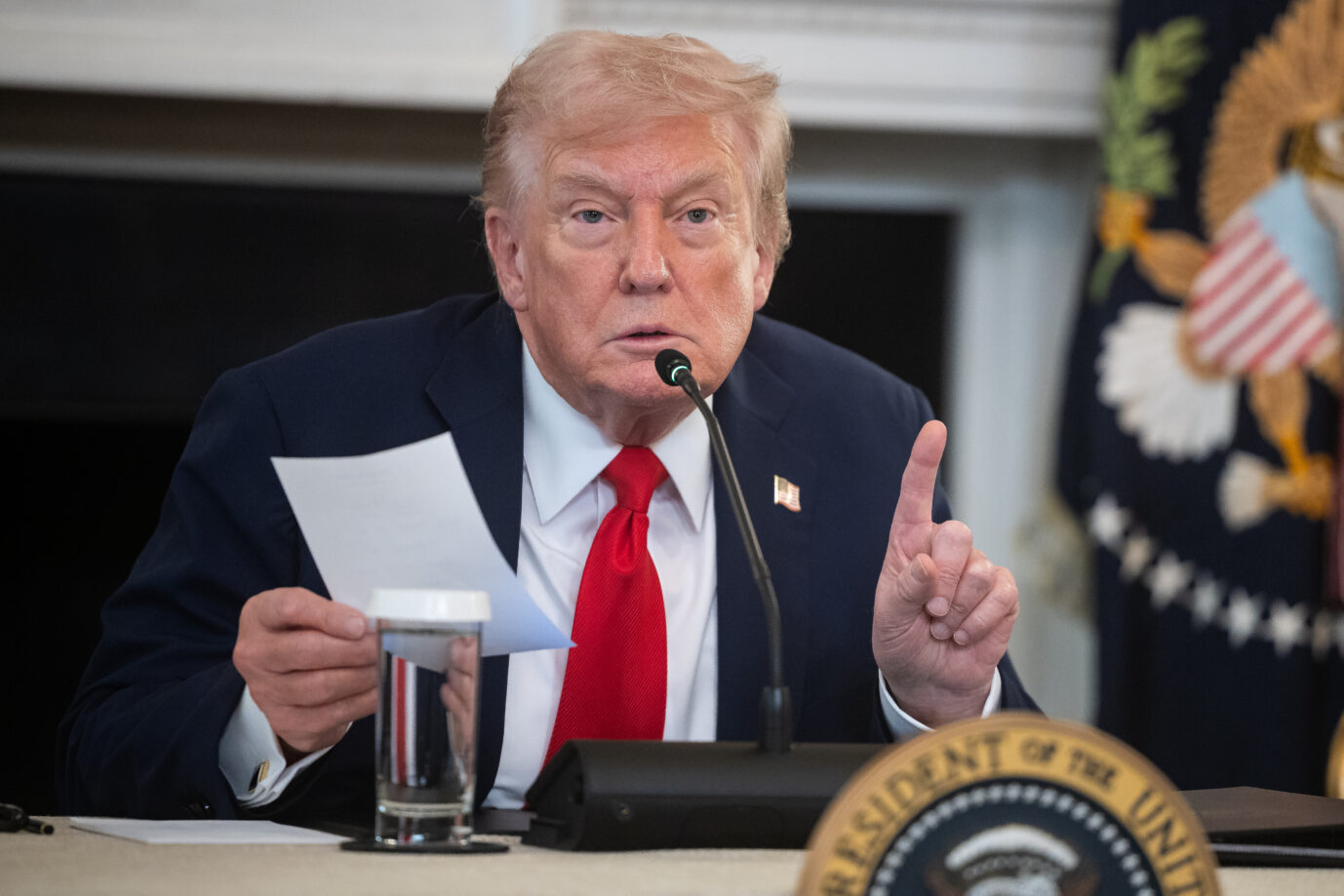 US-Präsident Donald Trump mit dem Zettel, dem ihm Außenminister Marco Rubio zur Einigung in einer Pressekonferenz überreichte.