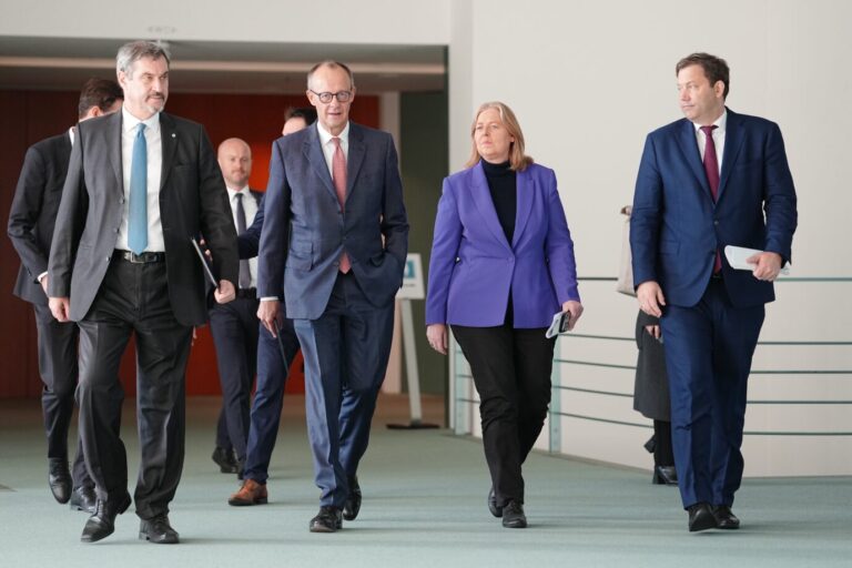 Bürgergeld. Nach dem Koalitionsausschuss kommen Markus Söder (l-r), Ministerpräsident von Bayern und Vorsitzender der CSU, Friedrich Merz, Bundeskanzler und Bundesvorsitzender der CDU, Bärbel Bas, Bundesministerin für Arbeit und Soziales und Bundesvorsitzende der SPD, und Lars Klingbeil, Bundesminister der Finanzen und Bundesvorsitzender der SPD zur Bekanntgabe von Ergebnissen im Bundeskanzleramt zu einer Pressekonferenz. Foto: picture alliance/dpa | Kay Nietfeld