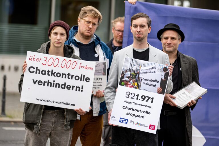 Gegen die Chatkontrolle formierte sich enormer Widerstand. Ein Bündnis überreichte dem Bundesinnenministerium Angang Oktober eine Petition mit 300.000 Unterschriften. Foto: picture alliance/dpa | Fabian Sommer