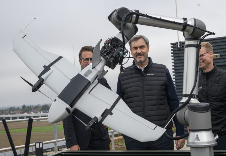 Markus Söder, (M, CSU) Ministerpräsident von Bayern, besucht die Firma Quantum-Systems GmbH. Die Firma entwickelt und stellt Abwehrdrohnen her. Vor ihnen steht die Drohne „Twister“.