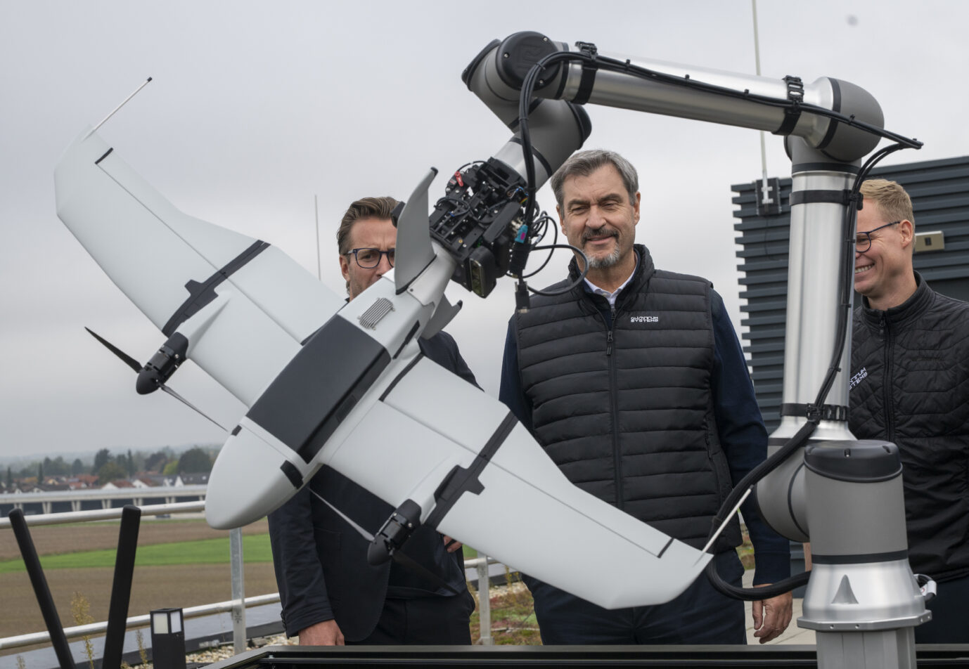 Markus Söder, (M, CSU) Ministerpräsident von Bayern, besucht die Firma Quantum-Systems GmbH. Die Firma entwickelt und stellt Abwehrdrohnen her. Vor ihnen steht die Drohne „Twister“.