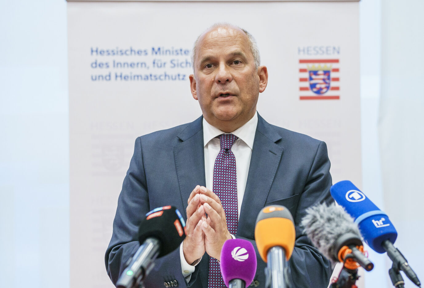 Roman Poseck (CDU), Innenminister von Hessen, äussert sich im Innenministerium gegenüber Journalisten zu den Vorfällen im Frankfurter Polizeirevier 1. Die Staatsanwaltschaft ermittelt gegen 17 Polizisten des ersten Polizeireviers in Frankfurt - wegen des Verdachts auf Körperverletzung, der Strafvereitelung im Amt sowie der Verfolgung Unschuldiger. Poseck will die doppelte Staatsbürgerschaft weitgehend abschaffen.
