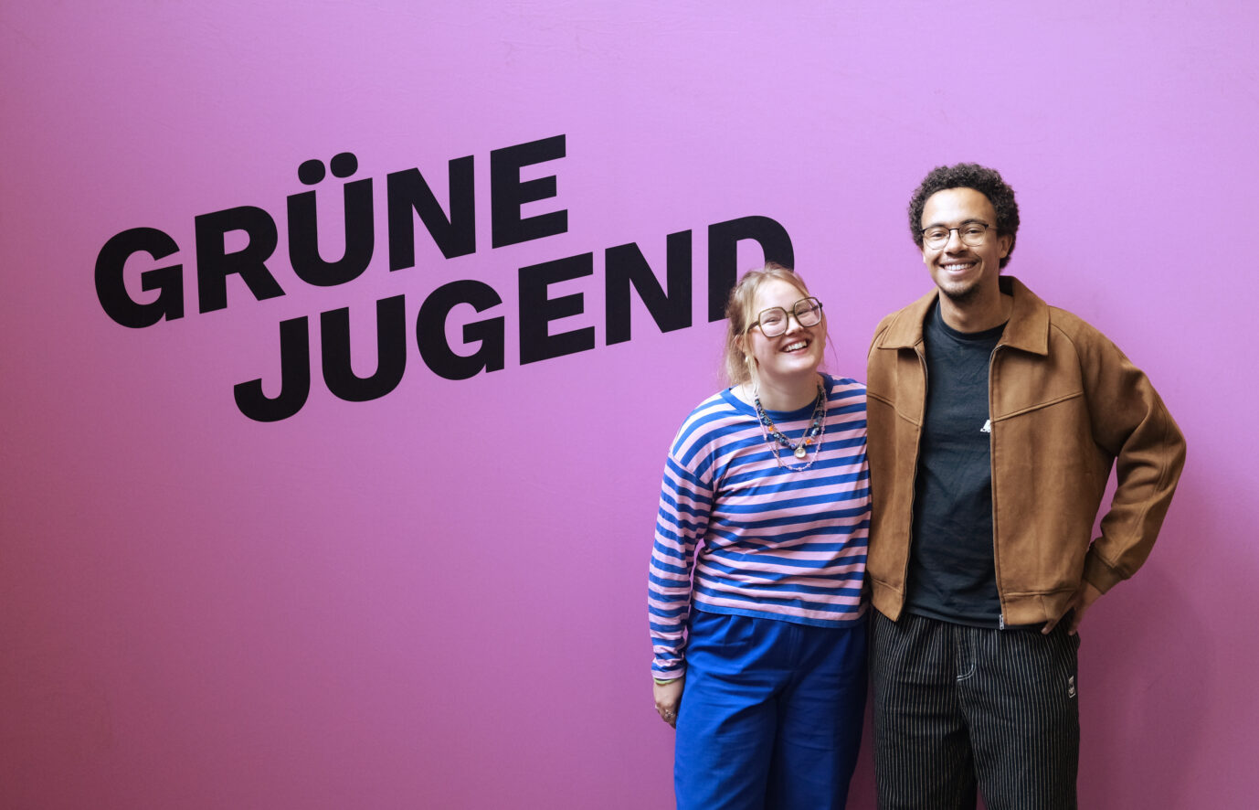 Henriette Held und Luis Bobga, neugewählte Doppelspitze der Grünen Jugend, stehen beim Bundeskongress ihrer Organisation beisammen.