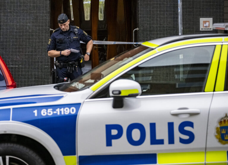 Ein schwedischer Polizist steht vor seinem Polizeiauto – in Schweden gibt es immer wieder schreckliche Vergewaltigungen durch Migranten, wie etwa vor kurzem die der jungen Meya