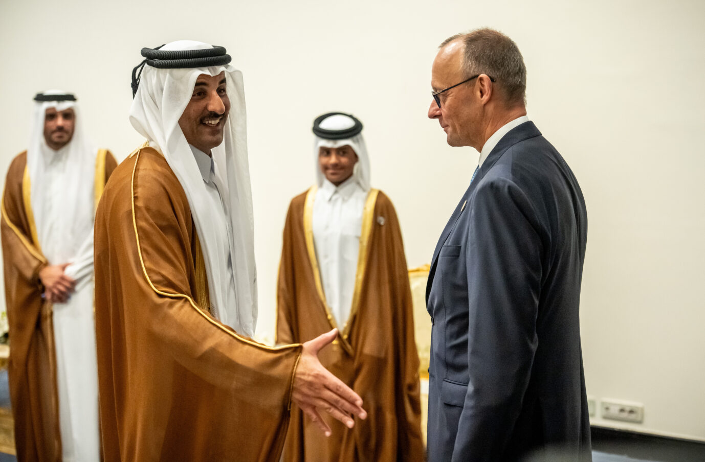 Bundeskanzler Friedrich Merz (CDU, r) steht gegenüber von Scheich Tamim bin Hamad bin Khalifa Al Thani, Emir von Katar, vor einem bilateralen Gespräch beim Gaza-Gipfel unter Vorsitz von Ägyptens Präsident al-Sisi mit Beteiligung von US-Präsident Trump. Bei dem Treffen von Staats-und Regierungschefs soll die Unterstützung für den Gaza Streifen nach dem Waffenstillstand zwischen Israel und der Hamas beraten werden. Wer wird zahlen für den Wiederaufbau?