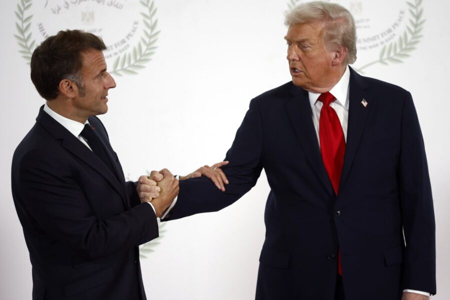 Ein Handschlag, über den die Welt spricht: Donald Trump (rechts) und Emmanuel Macron in Ägypten.