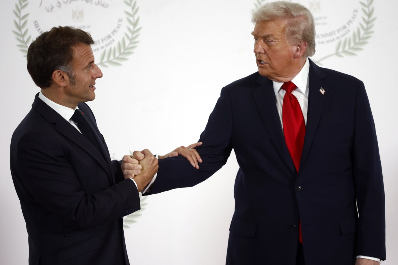 Ein Handschlag, über den die Welt spricht: Donald Trump (rechts) und Emmanuel Macron in Ägypten.