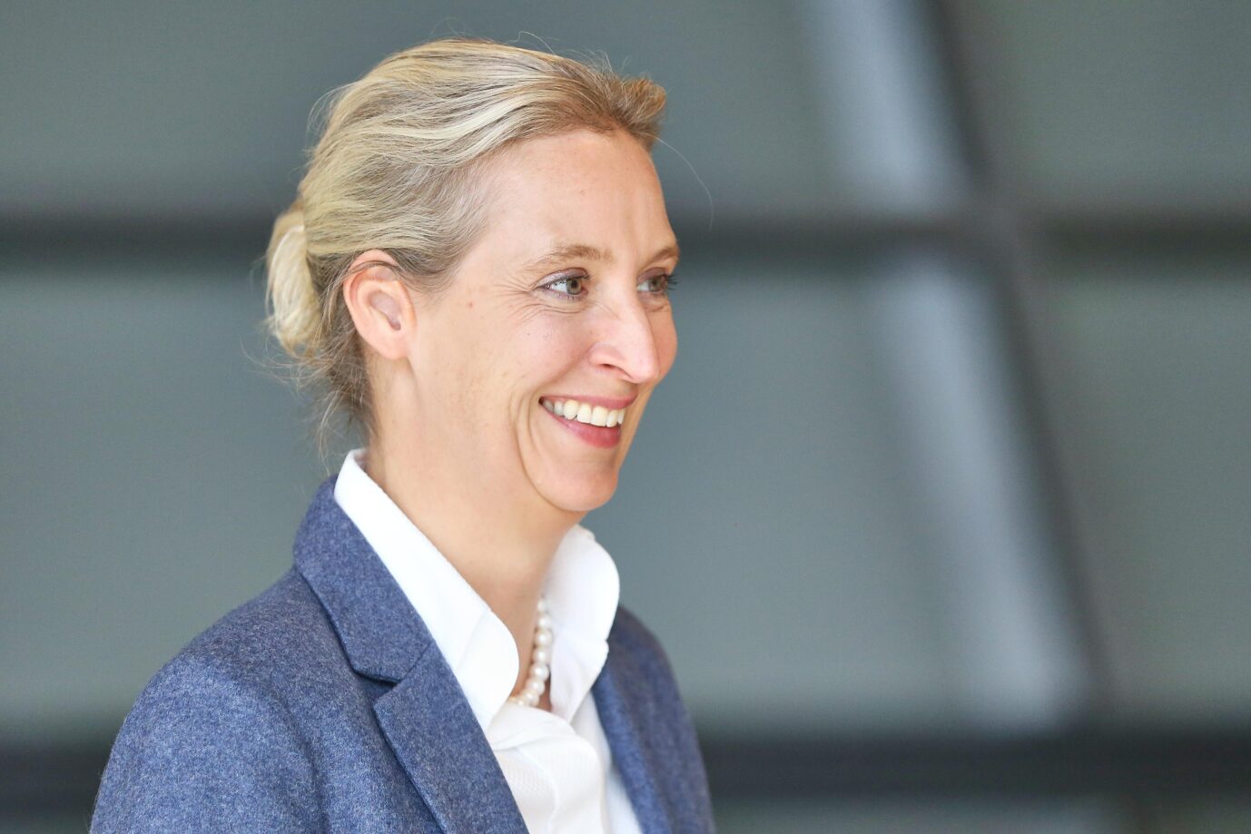 Ihre Partei liegt nun schon zwei Prozentpunkte vor der Union: AfD-Chefin Alice Weidel hat gut lachen. Foto: picture alliance / dts-Agentur