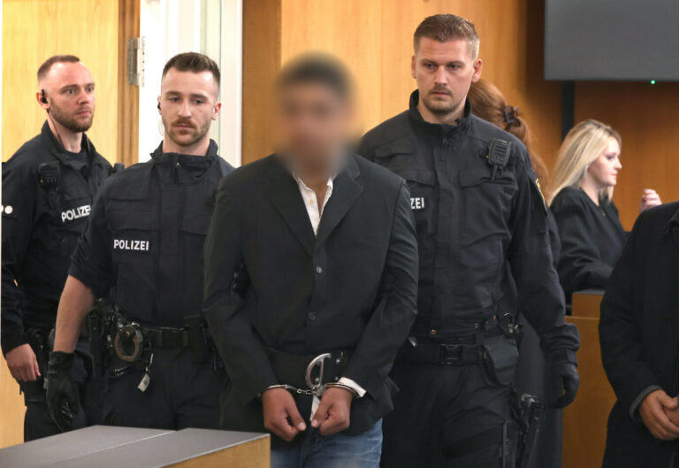Der mutmaßliche Täter von Aschaffenburg, Enamullah O., wird von der Polizei in den Landgerichtssaal begleitet. (Themenbild)