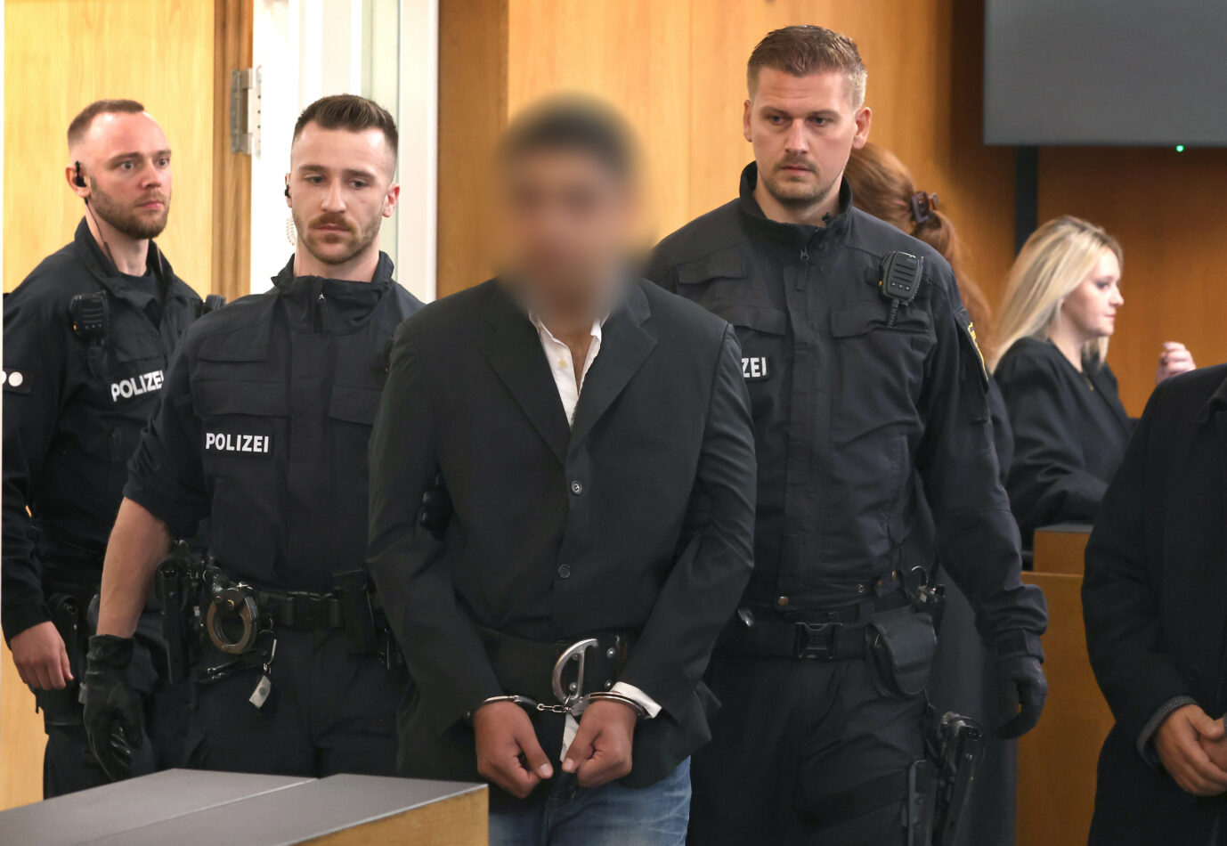Der mutmaßliche Täter von Aschaffenburg, Enamullah O., wird von der Polizei in den Landgerichtssaal begleitet. (Themenbild)