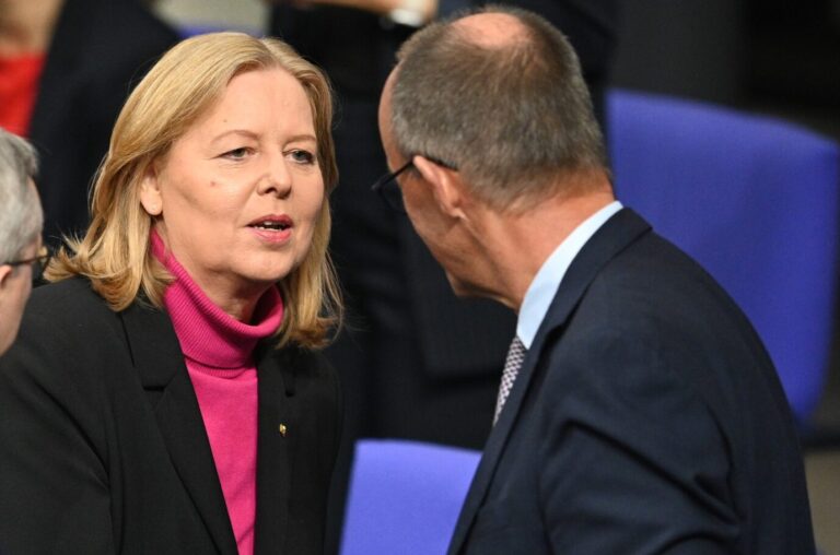 Bürgergeld-Reformer: Arbeitsministerin Bärbel Bas (SPD) drückt Bundeskanzler Friedrich Merz (CDU) die Hand.