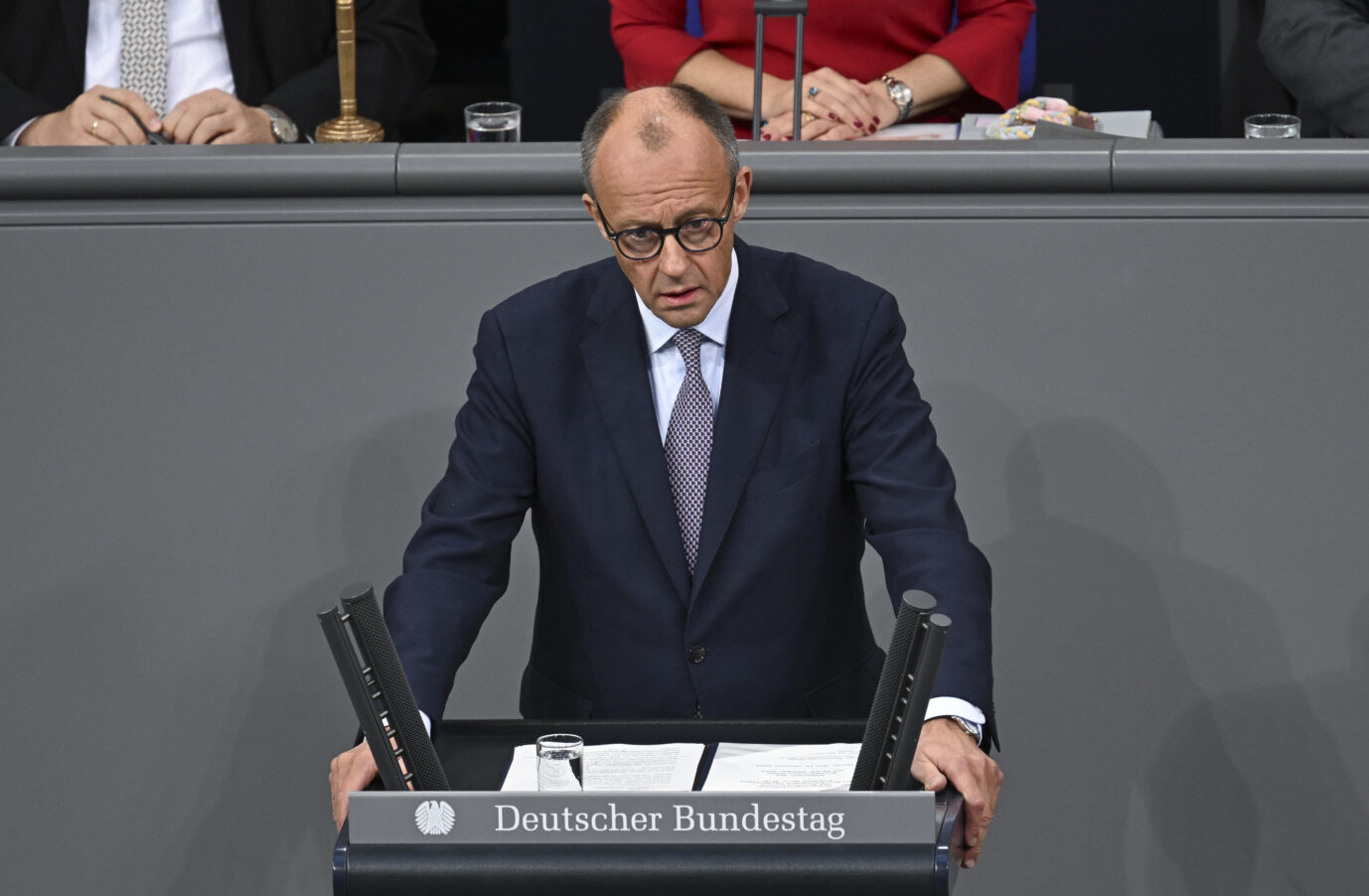 Hält an der Brandmauer zur AfD fest: Kanzler Friedrich Merz. Foto: picture alliance / Anadolu | Halil Sagirkaya
