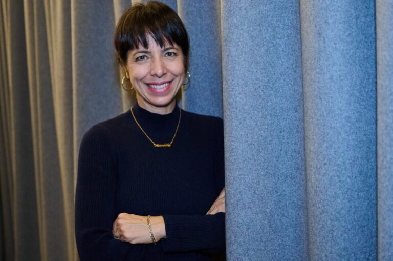 Vorhang auf für Elif Eralp (Linke), Berlins mögliche neue Regierende Bürgermeisterin.