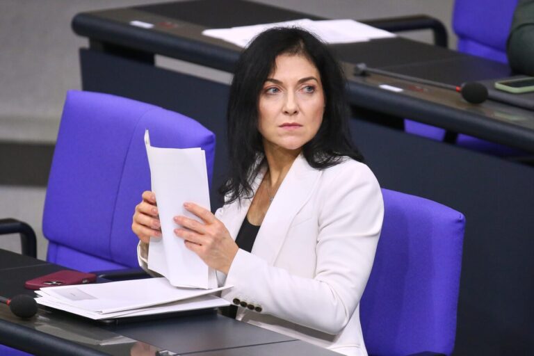 Bundeswirtschaftsministerin Katherina Reiche (CDU) muss ihre Gaskraftwerk-Pläne streichen - wegen der EU-Kommission.