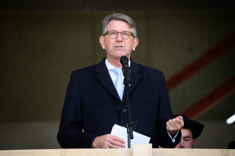 Während die eigene Plagiatsaffäre immer dramatischer für ihn zu werden scheint, widerholt Kulturstaatssekretär Wolfram Weimer seine Kritik an Text-Klau Künstlicher-Intelligenz. Foto: picture alliance/dpa | Bernd von Jutrczenka