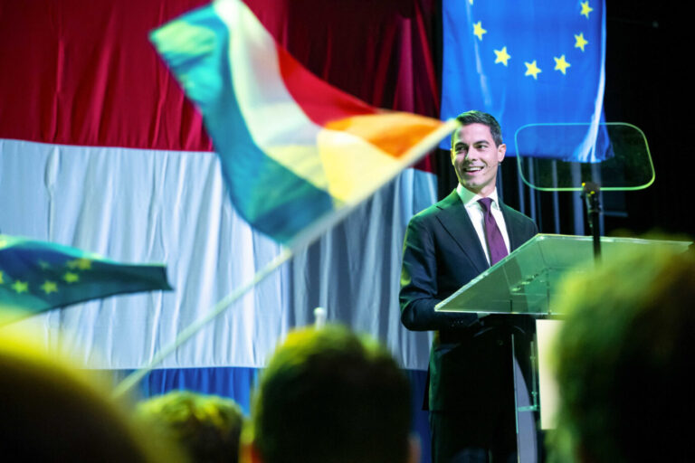 Rob Jetten (D66) bei einer Wahlkampfveranstaltung in Den Haag, Holland: Die proeuropäische Partei entdeckt die niederländische Flagge für sich. Foto: picture alliance / ANP | Lina Selg