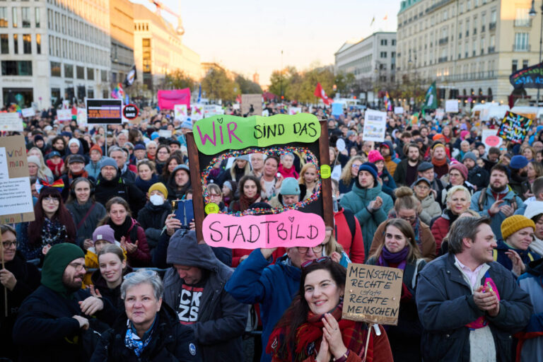 Demonstranten versammeln sich auf dem Pariser Platz. Die Demonstration stand unter dem Motto "Brandmauer hoch! Wir sind das Stadtbild"- Foto: picture alliance/dpa | Annette Riedl