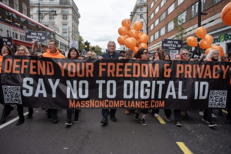 Ein Massenprotest gegen den Digitalausweis in London: Großbritannien hat einige der strengsten Überwachungsgesetze in Europa. (Themenbild)