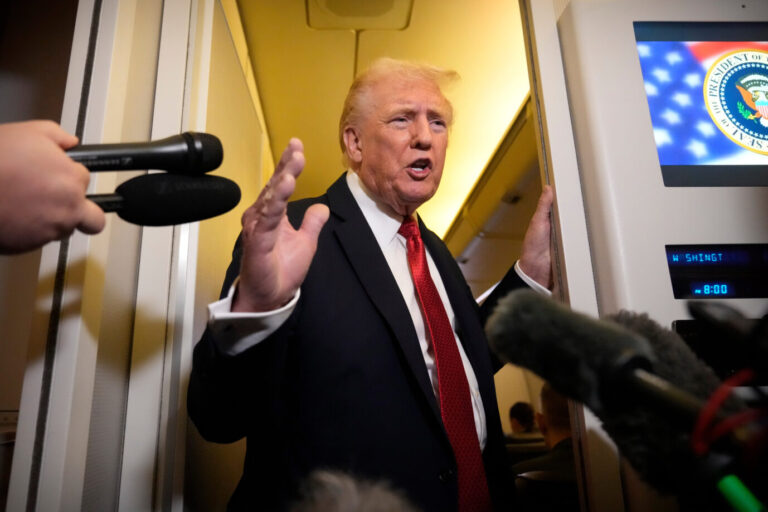 US-Präsident Donald Trump gestikuliert mit seinen Händen und spricht mit Reportern – gerade macht er sich über die No Kings -Proteste lustig