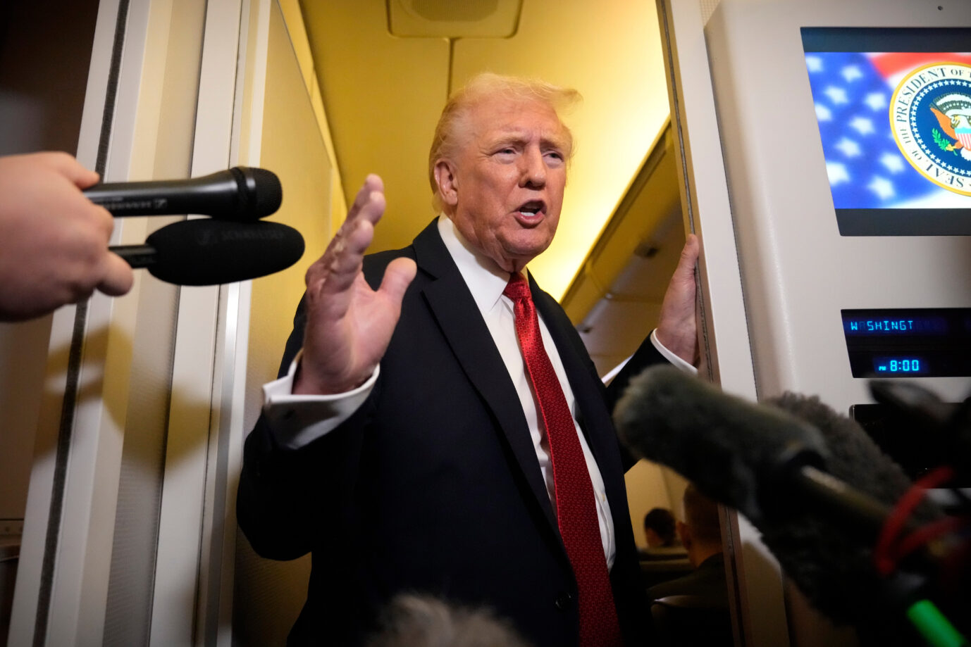 US-Präsident Donald Trump gestikuliert mit seinen Händen und spricht mit Reportern – gerade macht er sich über die No Kings -Proteste lustig