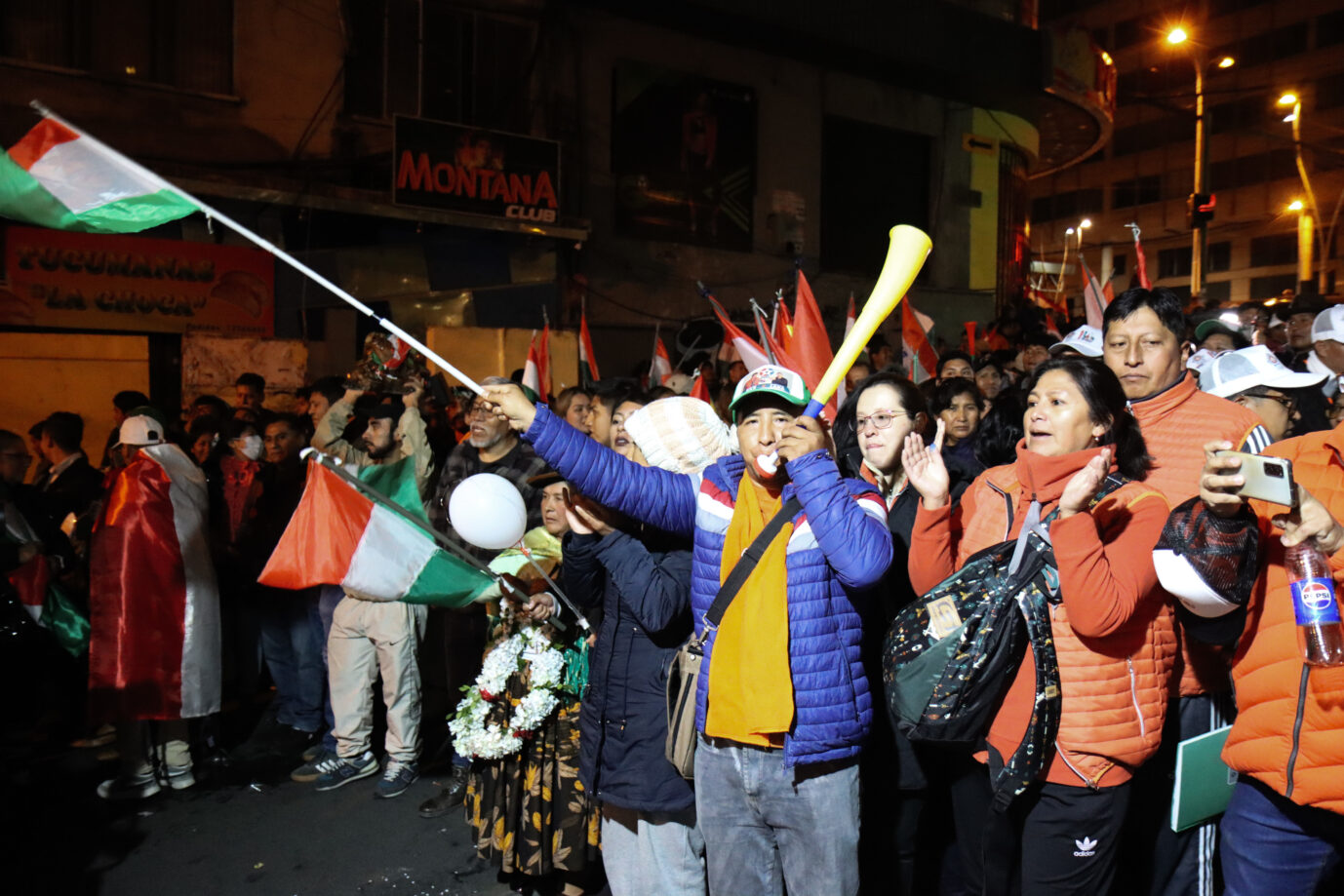 Das Bild zeigt Anhänger von Boliviens Wahlsieger Rodrigo Paz, die auf den Straßen feiern.