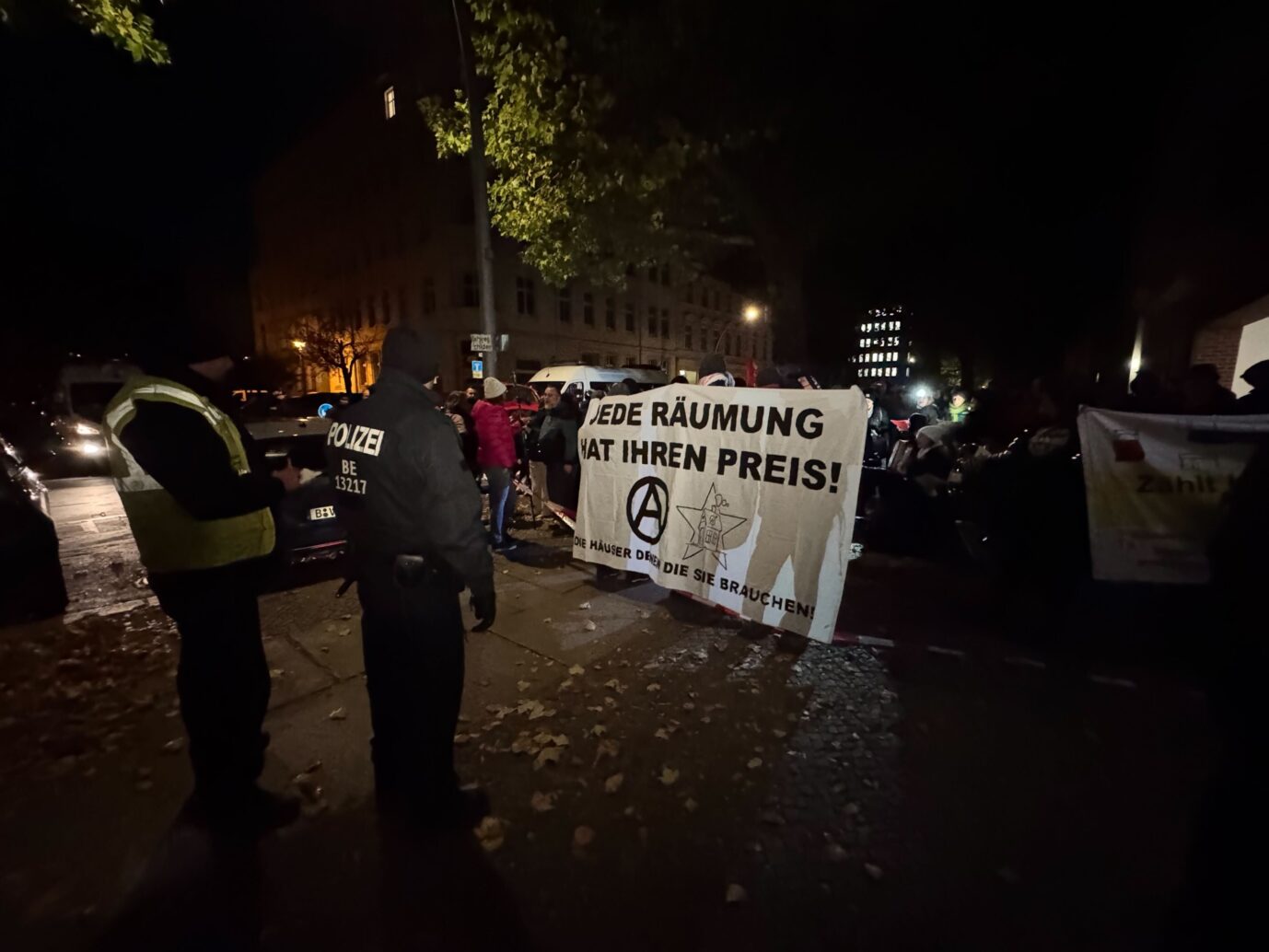 Polizisten gewährleisten den Schutz einer Versammlung in der Nähe eines Protestes gegen geplante Räumung teils besetzter Häuser in der Habersaathstraße. Ein Gerichtsvollzieher will nach Polizeiangaben mehrere gerichtliche Räumungsbeschlüsse vollstrecken. Die Initiative «Leerstand Hab-ich-saath» erklärte, der Räumungsbeschluss sei angesichts immer weiter steigender Wohnungslosigkeit in Berlin-Mitte und des anstehenden Winters nicht hinnehmbar.
