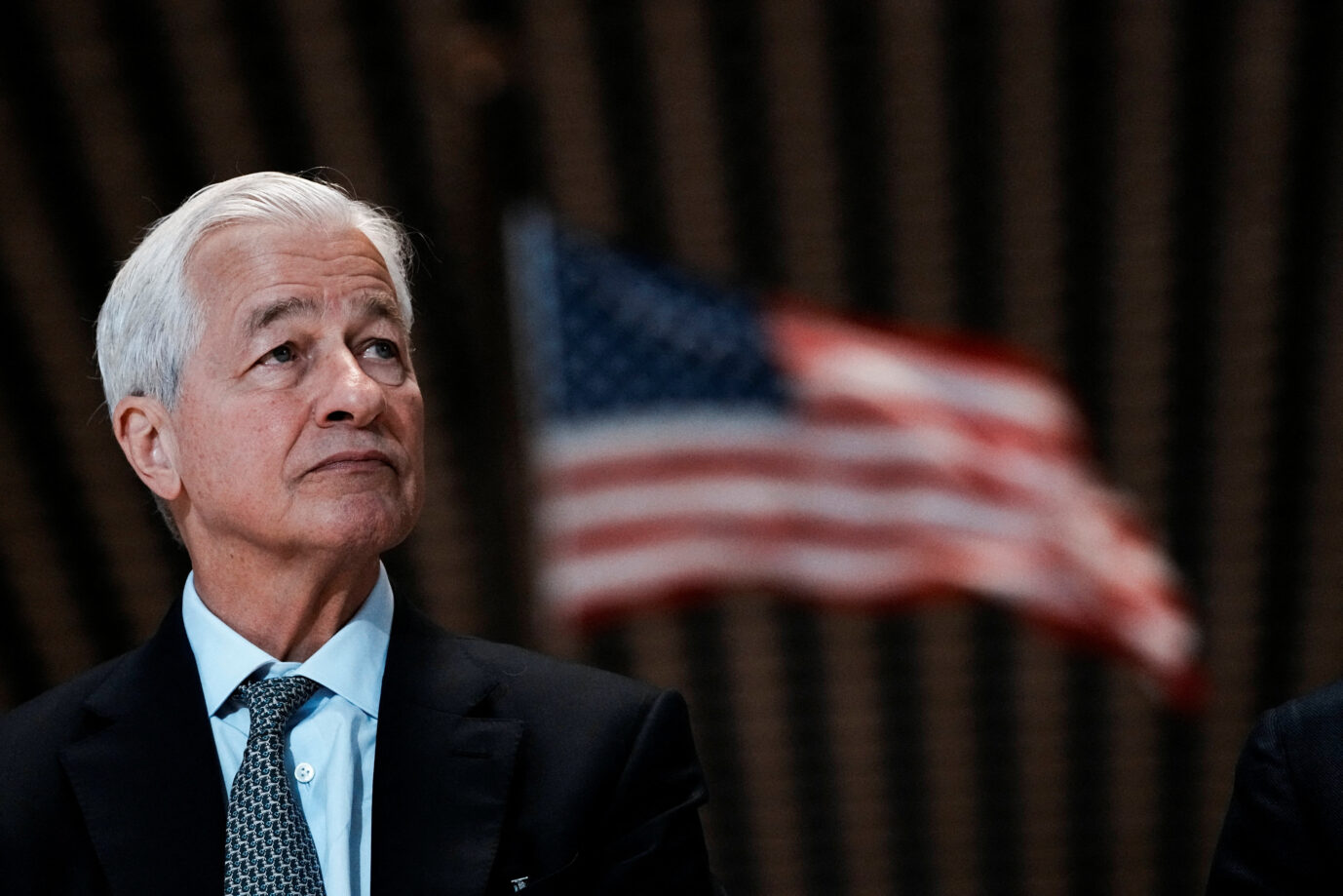 JPMorganChase-CEO Jamie Dimon vor einer Flagge der USA. Die Großbanken in den Vereinigten Staaten verzeichnen Rekordgewinne. Regionalbanken verursachen Sorgen.