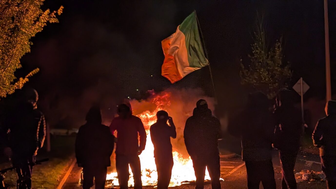 Ausschreitungen vor dem Citywest-Hotel in Dublin: Bis zu 2.000 Menschen demonstrierten zuvor gegen Irlands Migrationspolitik. (Themenbild)