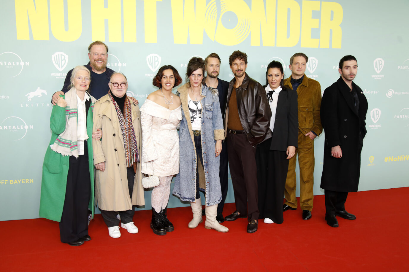 Während der Premiere des Kinofilms „No Hit Wonder“ stehen die Schauspieler in Reih und Glied, darunter Nora Tschirner und Florian David Fitz