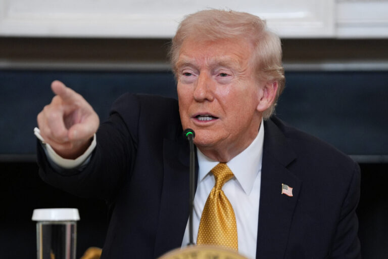 Donald Trump spricht bei einer Pressekonferenz in Washington und zeigt mit der Hand nach vorn; im Hintergrund Regierungsvertreter. Bild zum Artikel über Trumps Ankündigung, mutmaßliche Drogenkuriere töten zu lassen. Donald Trump im Weißen Haus: Der Präsident kündigt tödliche Gewalt gegen Drogenkuriere an. Foto: picture alliance / ASSOCIATED PRESS | Evan Vucci