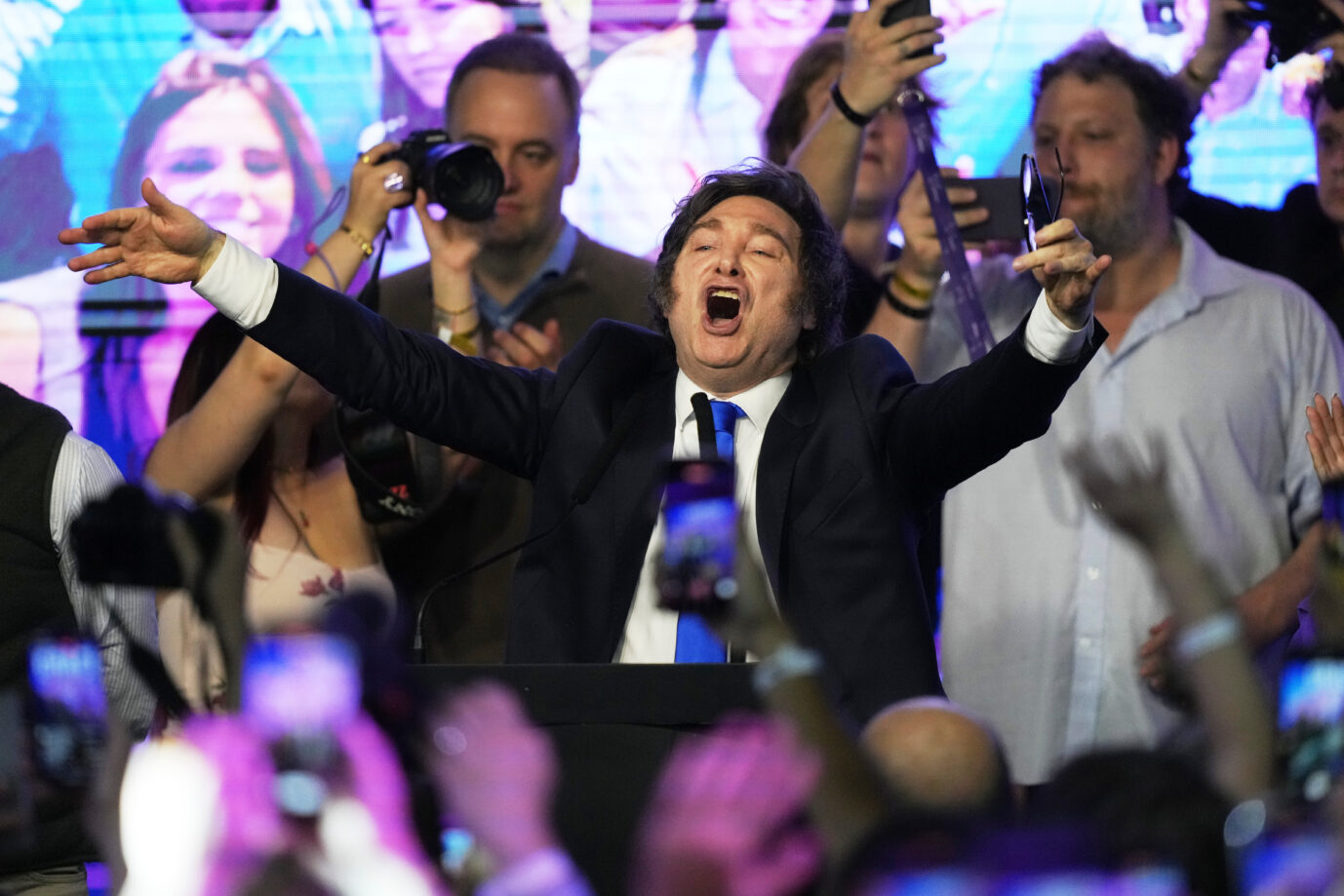Sein Kurs wurde mit überwältigender Mehrheit bestätigt: Argentiniens Präsident Javier Milei. Foto: picture alliance / ASSOCIATED PRESS | Rodrigo Abd