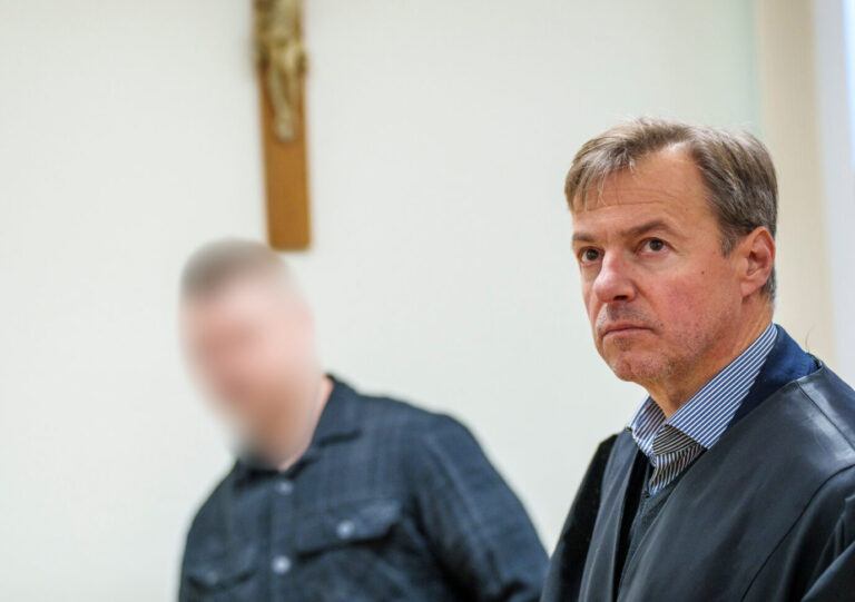 Der angeklagte Polizist (l.) und sein Anwalt vor dem Amtsgericht Aschaffenburg: Ursprünglich ermittelte die Staatsanwaltschaft gegen drei weitere Polizisten. (Themenbild)