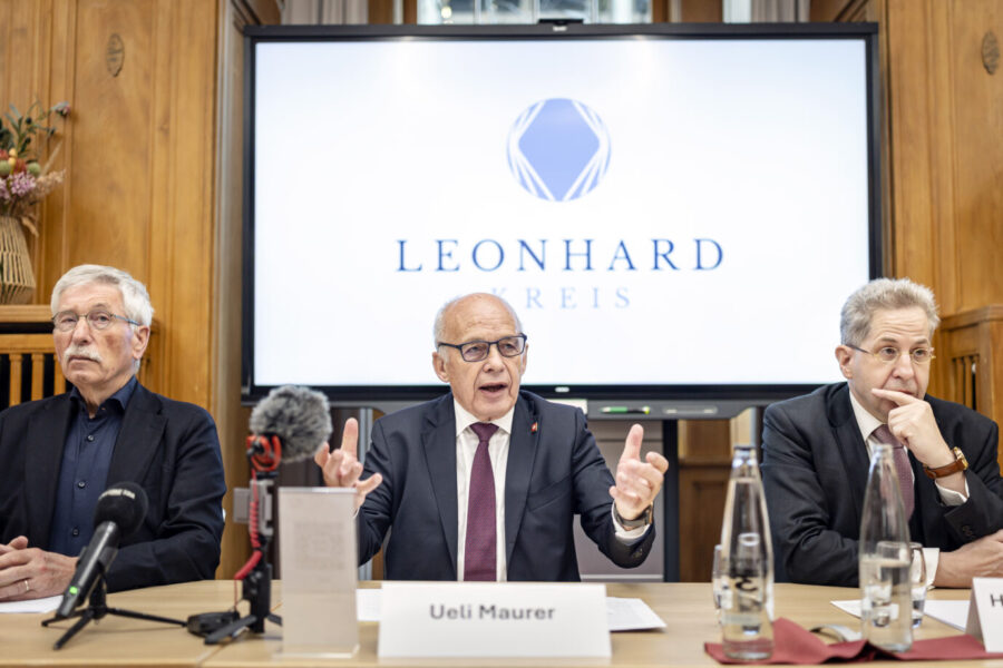 Thilo Sarrazin (l.) Ueli Maurer und Hans-Georg Maaßen bei der Pressekonferenz in Zürich. Foto: picture alliance/KEYSTONE | MICHAEL BUHOLZER