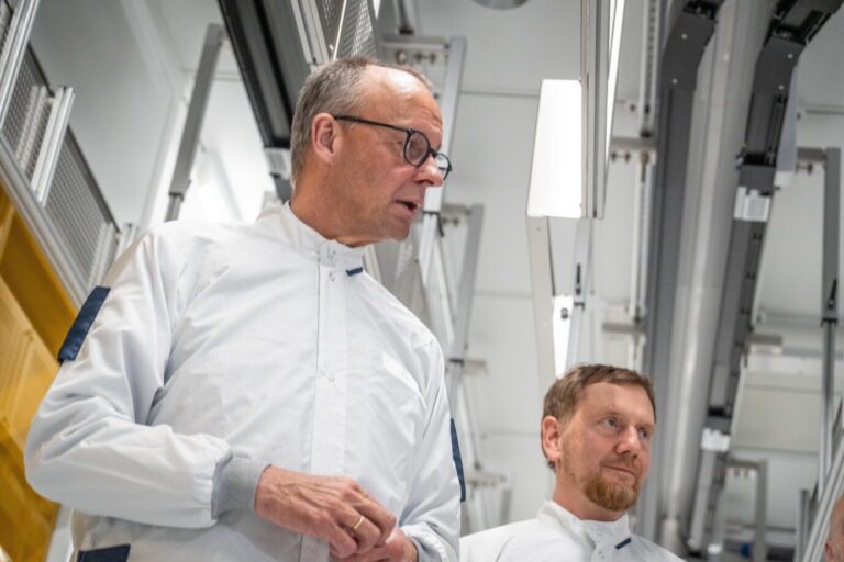Industrie. Seine Bundesregierung bringt die Wirtschaft nicht in Schwung: Kanzler Friedrich Merz (CDU), hier mit Sachsens Ministerpräsident Michael Kretschmer. Foto: picture alliance / Chris Emil Janßen | Chris Emil Janssen