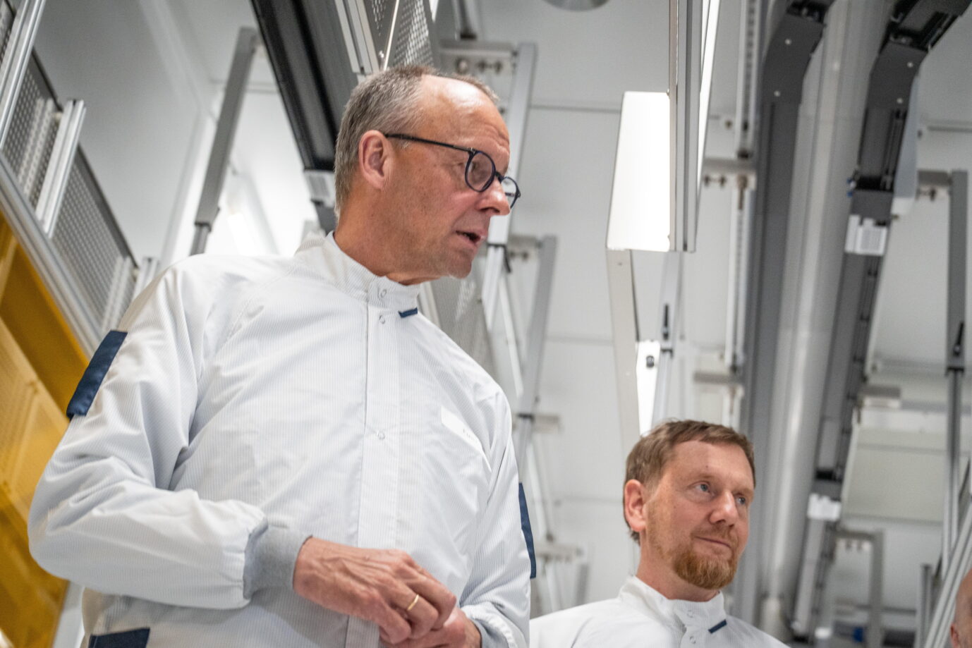 Industrie. Seine Bundesregierung bringt die Wirtschaft nicht in Schwung: Kanzler Friedrich Merz (CDU), hier mit Sachsens Ministerpräsident Michael Kretschmer. Foto: picture alliance / Chris Emil Janßen | Chris Emil Janssen