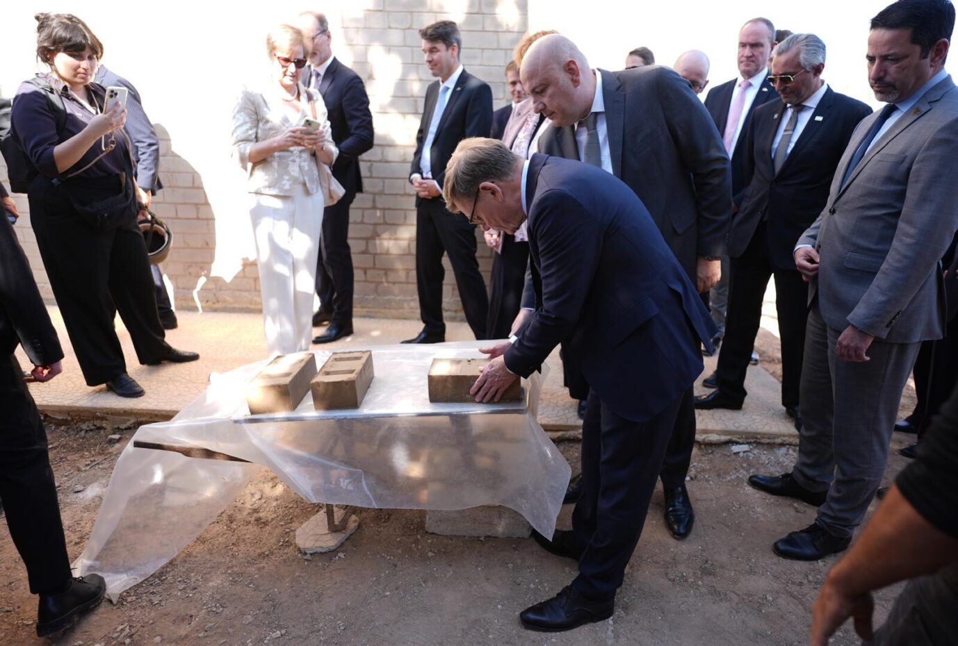 Außenminister Johann Wadephul besucht ein Lehmziegel-Projekt für Binnenvertriebene in Damaskus.