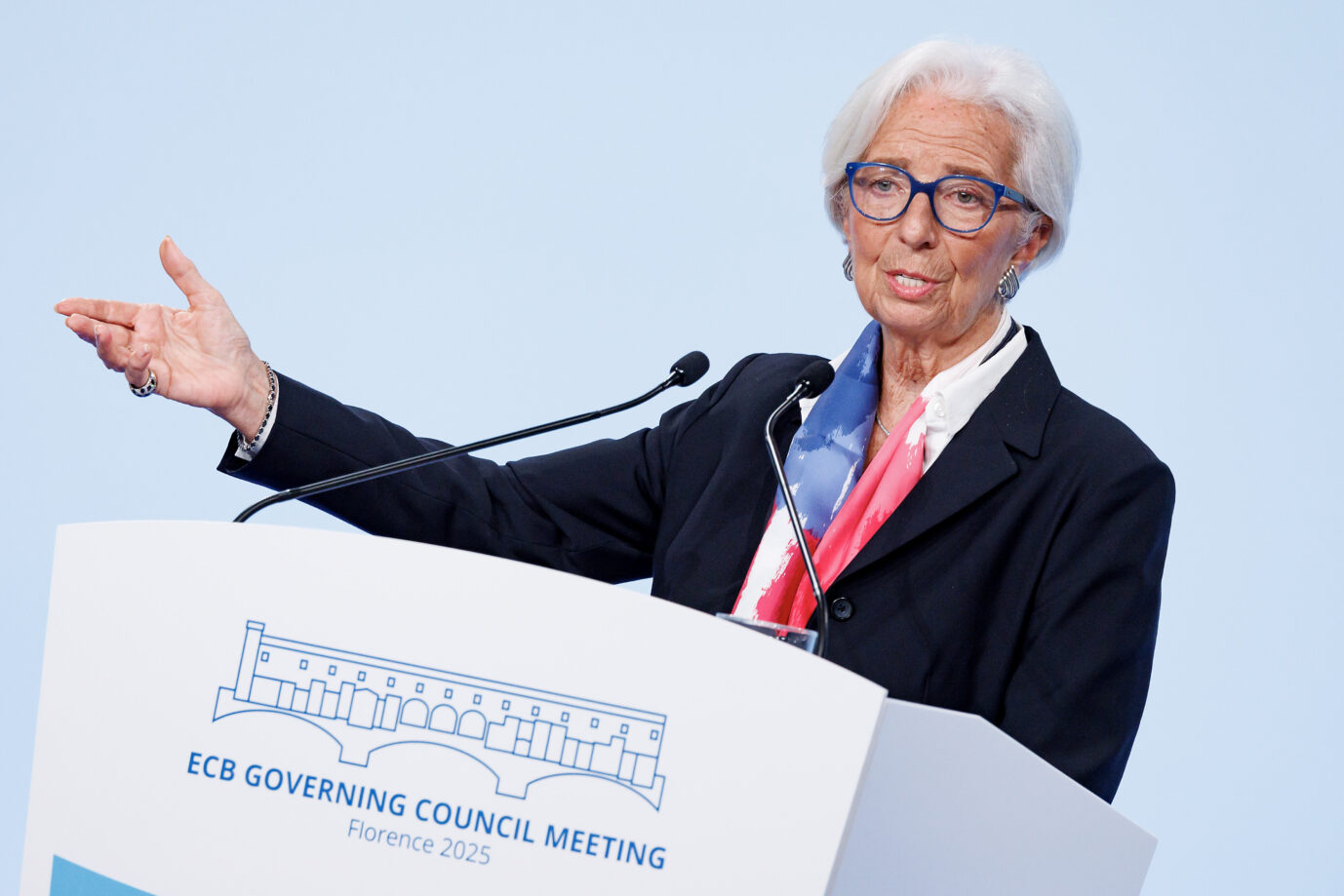Christine Lagarde steht an einem Rednerpult mit dem Schriftzug „ECB Governing Council Meeting Florence 2025“ und spricht gestikulierend. Kontext: Pressekonferenz der Europäischen Zentralbank zur nächsten Projektphase des digitalen Euro. EZB-Präsidentin Christine Lagarde bei einer Ratssitzung in Florenz: Die Notenbank will bis 2029 bereit sein, den digitalen Euro auszugeben. Foto: picture alliance / ZUMAPRESS.com | Roberto Monaldo