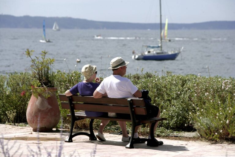 Rentner auf einer Bank in Cavaliere an der südfranzösischen Cote d Azur. Rentner in Frankreich (Symbolbild): Dürfen weiter regulär fünf Jahre vor den Deutschen in Rente. Foto: picture alliance / Ulrich Baumgarten | Ulrich Baumgarten. Debatte um Rentenalter in Frankreich.
