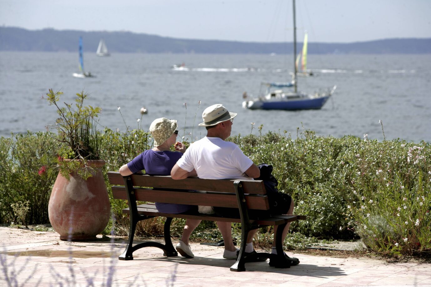 Rentner auf einer Bank in Cavaliere an der südfranzösischen Cote d Azur. Rentner in Frankreich (Symbolbild): Dürfen weiter regulär fünf Jahre vor den Deutschen in Rente. Foto: picture alliance / Ulrich Baumgarten | Ulrich Baumgarten. Debatte um Rentenalter in Frankreich.