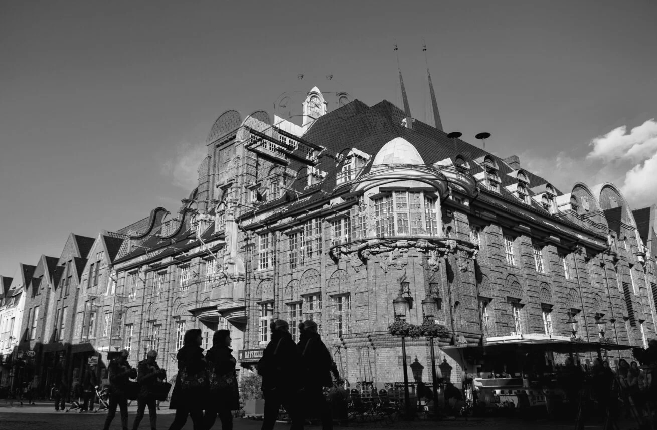 Das historische Rathaus von Buxtehude mit Passanten im Vordergrund; Symbolbild für den Fall eines gewalttätigen Flüchtlings, der dort zu Sicherheitsmaßnahmen führte. Rathaus in Buxtehude: Wegen eines gewalttätigen Sudanesen mußte die Stadtverwaltung 2025 zeitweise schließen. Foto: Sven Versteegen/JF; verw. Bild: picture alliance/dpa | Daniel Bockwoldt