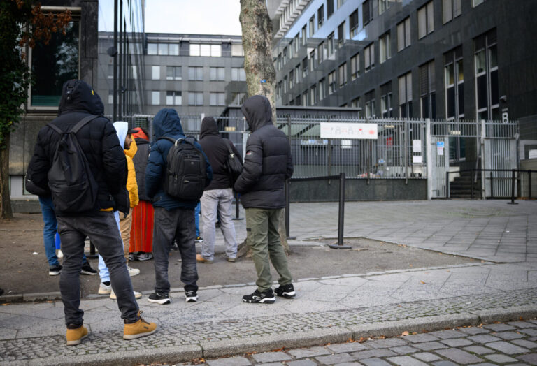 Besucher warten vor dem Landesamt für Flüchtlingsangelegenheiten (LAF) in Berlin-Charlottenburg. Neue Asylheime in Berlin sind geplant.