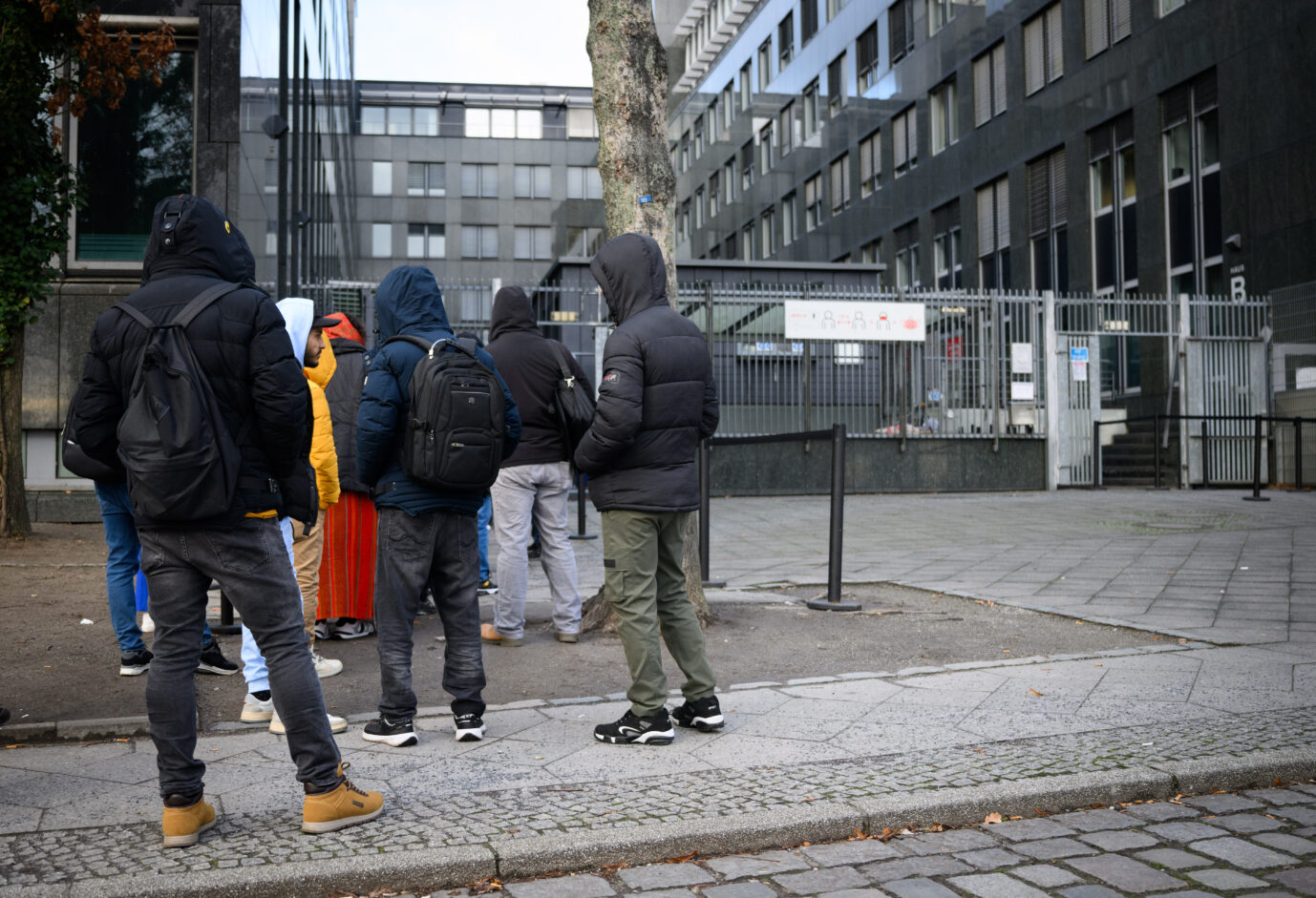 Besucher warten vor dem Landesamt für Flüchtlingsangelegenheiten (LAF) in Berlin-Charlottenburg. Neue Asylheime in Berlin sind geplant.