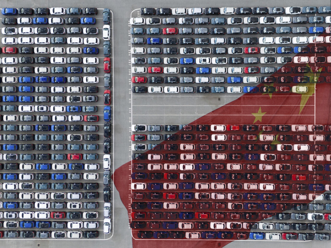 Luftbild von Neuwagen in einem Hafen. Die deutsche Autoindustrie lahmt – China ist auf dem Vormarsch.