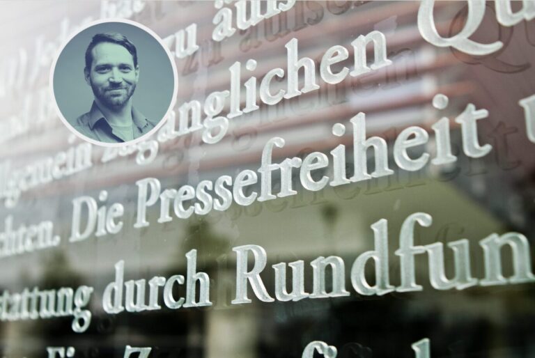 Das Wort Pressefreiheit ist in einem Ausschnitt des Artikels 5 des Grundgesetzes auf einer Glasscheiben am Außenhof des Jakob-Kaiser-Hauses in Berlin zu sehen. Der Artikel 5 schützt die Meinungs- und Pressefreiheit. Insgesamt sind 19 Artikel des deutschen Grundgesetzes mit einem Laser in etwa drei Meter hohe Glasscheiben in Ufernähe zur Spree ei...