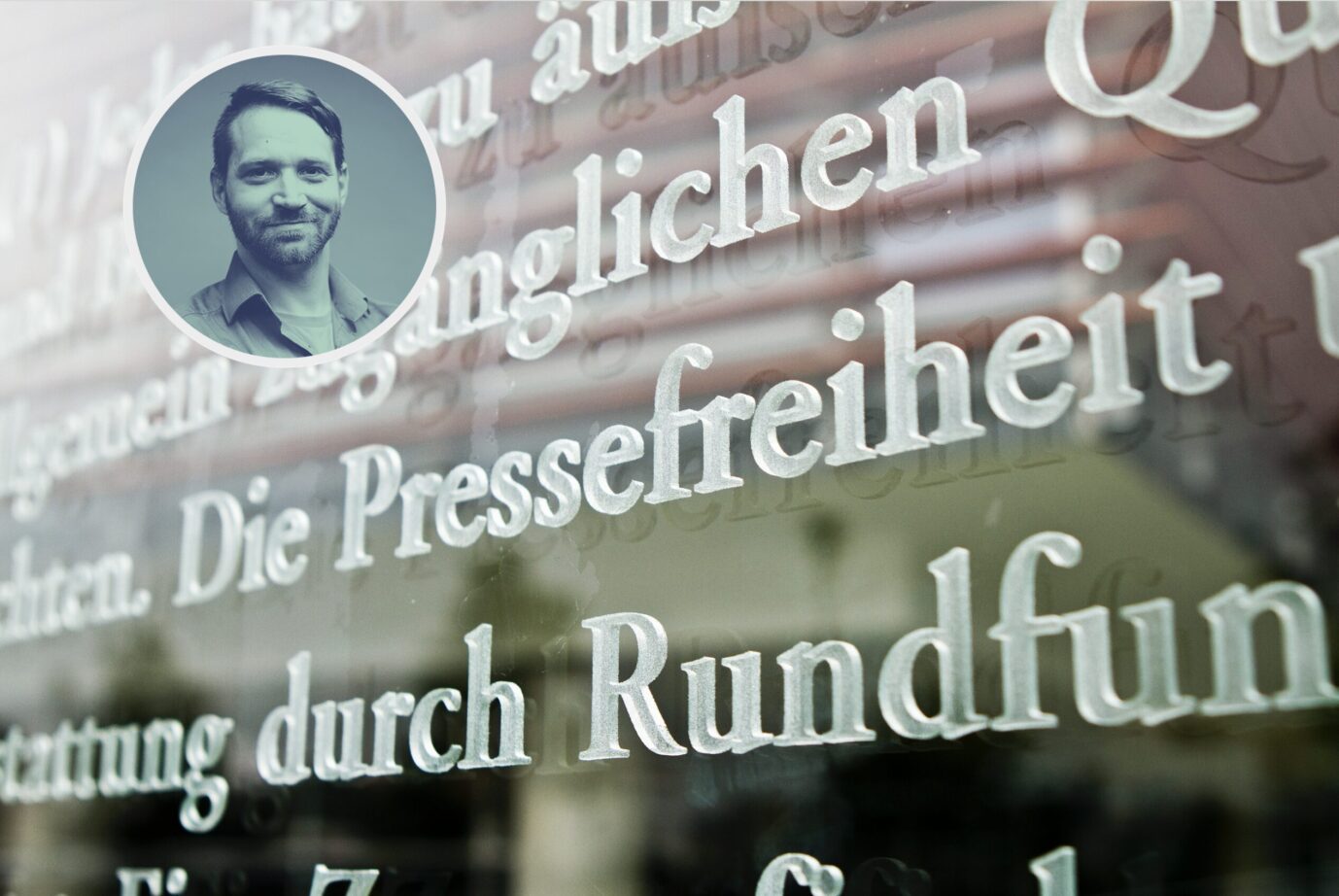 Das Wort Pressefreiheit ist in einem Ausschnitt des Artikels 5 des Grundgesetzes auf einer Glasscheiben am Außenhof des Jakob-Kaiser-Hauses in Berlin zu sehen. Der Artikel 5 schützt die Meinungs- und Pressefreiheit. Insgesamt sind 19 Artikel des deutschen Grundgesetzes mit einem Laser in etwa drei Meter hohe Glasscheiben in Ufernähe zur Spree ei...