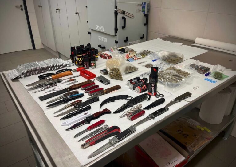 Eine Bastelschere neben Messer und Reizgas: Kann sie wirklich gefährlich sein? Foto: Bundespolizei