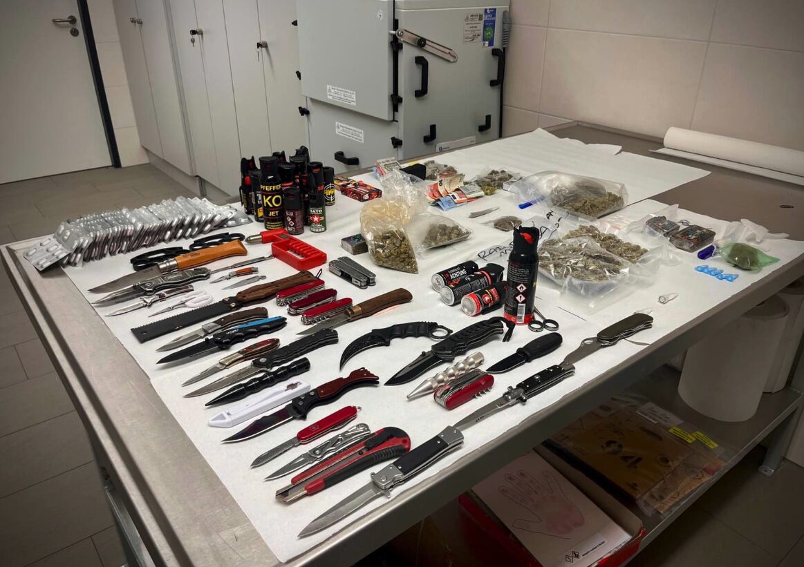 Eine Bastelschere neben Messer und Reizgas: Kann sie wirklich gefährlich sein? Foto: Bundespolizei