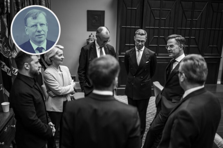18. August 2025, Washington, District of Columbia, USA: Der ukrainische Präsident Wolodymyr Selenskyj, die Präsidentin der Europäischen Kommission Ursula von der Leyen, der deutsche Bundeskanzler Friedrich Merz, der finnische Präsident Alexander Stubb, der britische Premierminister Keir Starmer und der französische Präsident Emmanuel Macron warten im Roosevelt Room, während Präsident Donald Trump am Montag, den 18. August 2025, im Oval Office mit dem russischen Präsidenten Wladimir Putin telefoniert. (Bildnachweis: © Daniel Torok/White House/ZUMA Press Wire. Architekten einer Tragödie.