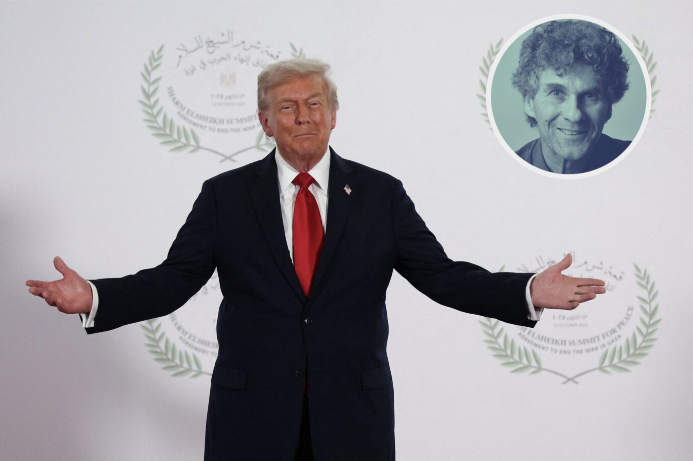 US-Präsident Donald Trump reckt siegessicher seine Arme aus und grinst zufrieden – sein Friedensplan für Gaza und Israel hat funktioniert